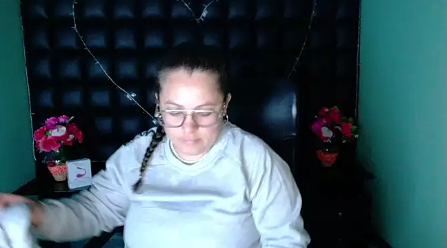 Snapshot of SaraThomso chatting on December 31, 2024, 3:01 am SaraThomso online show from December 31, 2024, 3:01 am