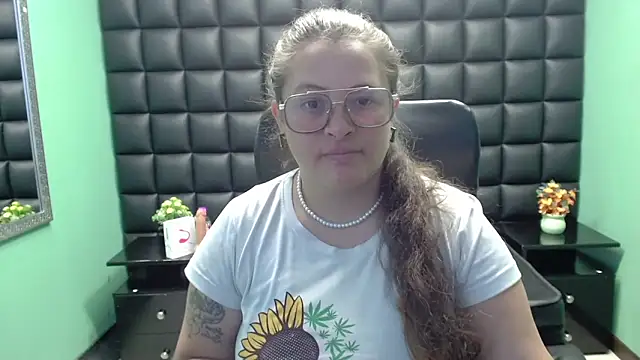 Snapshot of SaraThomso chatting on February 2, 2025, 1:30 pm SaraThomso online show from February 2, 2025, 1:30 pm