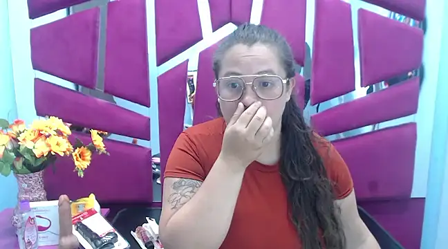 Snapshot of SaraThomso chatting on February 5, 2025, 3:02 am SaraThomso online show from February 5, 2025, 3:02 am