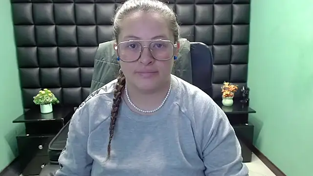 Snapshot of SaraThomso chatting on February 21, 2025, 3:01 am SaraThomso online show from February 21, 2025, 3:01 am