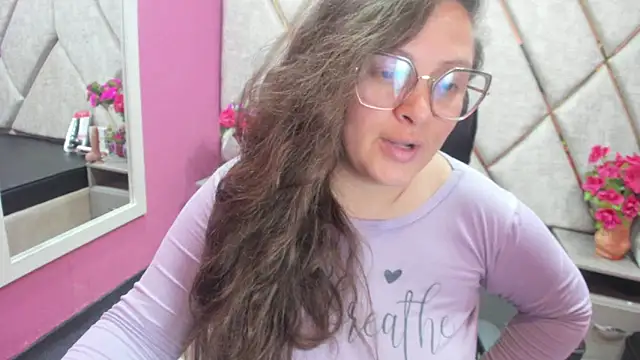 Snapshot of SaraThomso chatting on October 2, 2025, 4:08 am SaraThomso online show from October 2, 2025, 4:08 am