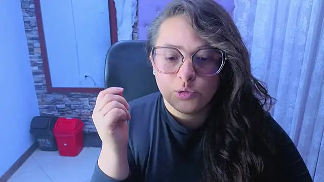 SaraThomso online show from December 19, 2025, 2:13 pm