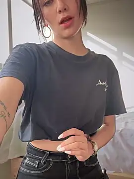 Lorraine Leon online show from February 7, 2025, 9:48 pm