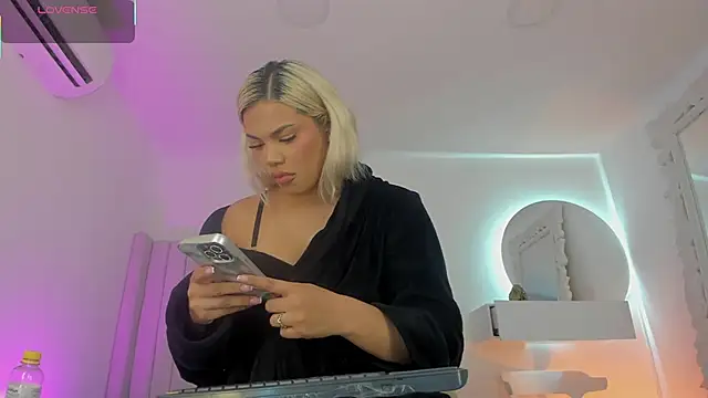 Shelynna azzul online show from November 30, 2025, 7:40 pm