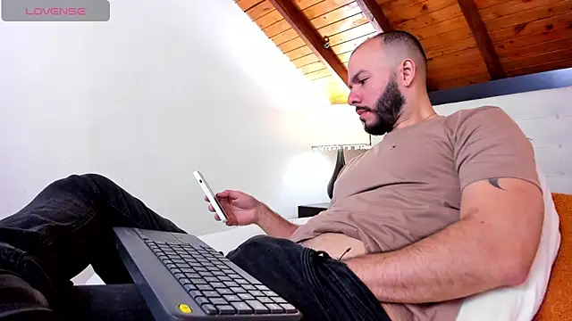 Tom Bailey online show from October 19, 2025, 1:34 pm