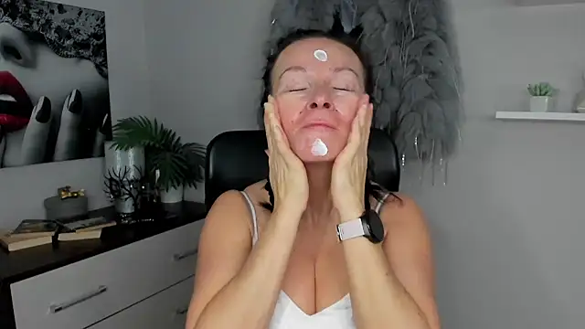 HelenLuxx online show from January 26, 2025, 7:32 am