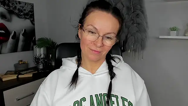 HelenLuxx online show from January 26, 2025, 10:34 am