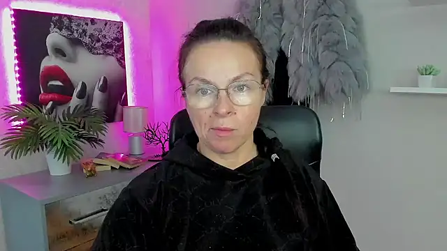 HelenLuxx online show from January 30, 2025, 1:31 pm