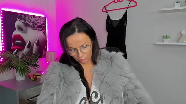 HelenLuxx online show from February 2, 2025, 1:52 pm