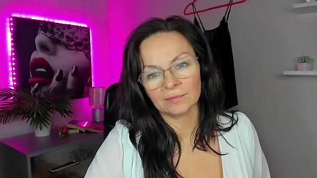 HelenLuxx online show from February 5, 2025, 1:44 pm