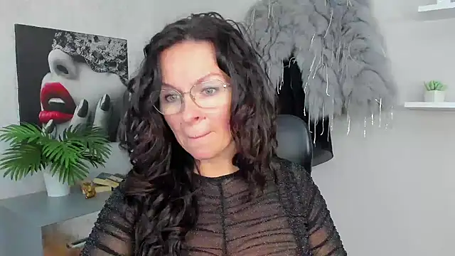 HelenLuxx online show from February 6, 2025, 10:15 am