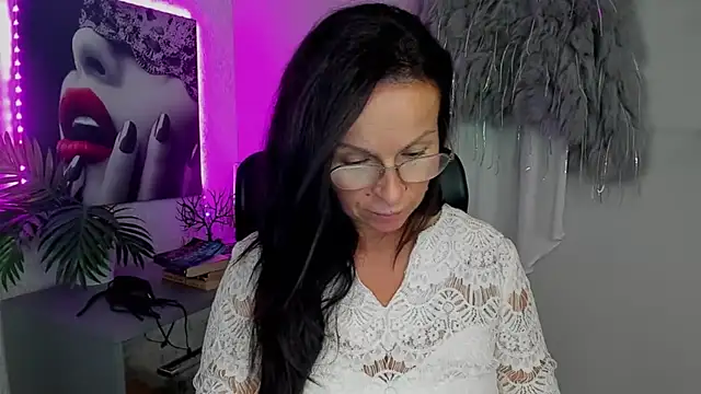 HelenLuxx online show from September 9, 2025, 12:37 pm