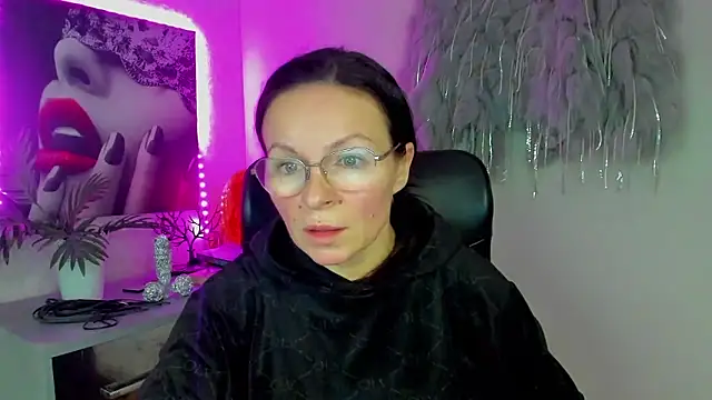 HelenLuxx online show from January 15, 2026, 4:22 pm