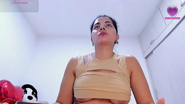 Amelia Debora Antonella online show from May 28, 2026, 1:41 pm