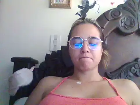 Snapshot of trianabell chatting on March 17, 2025, 4:33 pm trianabell online show from March 17, 2025, 4:33 pm