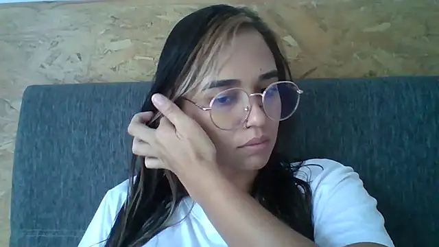 Snapshot of trianabell chatting on December 21, 2025, 4:25 pm trianabell online show from December 21, 2025, 4:25 pm