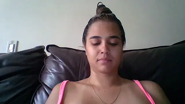 Snapshot of trianabell chatting on January 6, 2026, 4:32 pm trianabell online show from January 6, 2026, 4:32 pm