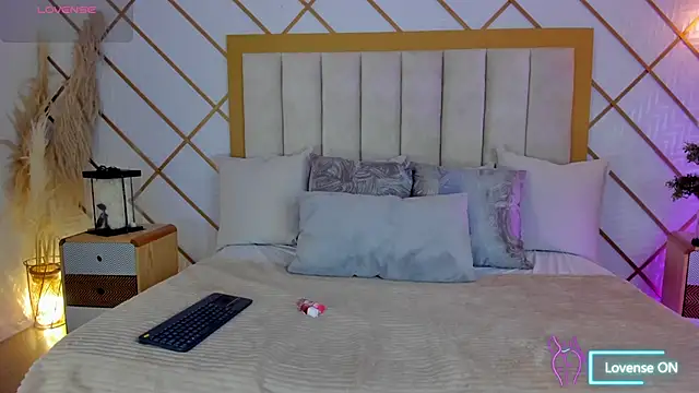 Snapshot of TamyHoney chatting on October 8, 2025, 11:35 pm TamyHoney online show from October 8, 2025, 11:35 pm