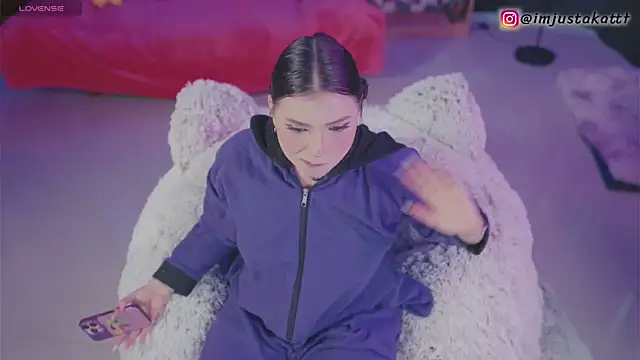 sensualkattt online show from November 6, 2025, 1:23 pm