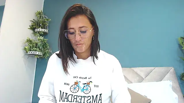 Snapshot of SharisWillian chatting on June 15, 2026, 3:42 am SharisWillian online show from June 15, 2026, 3:42 am