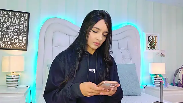 Snapshot of MiaSweeths chatting on October 9, 2025, 7:23 pm MiaSweeths online show from October 9, 2025, 7:23 pm