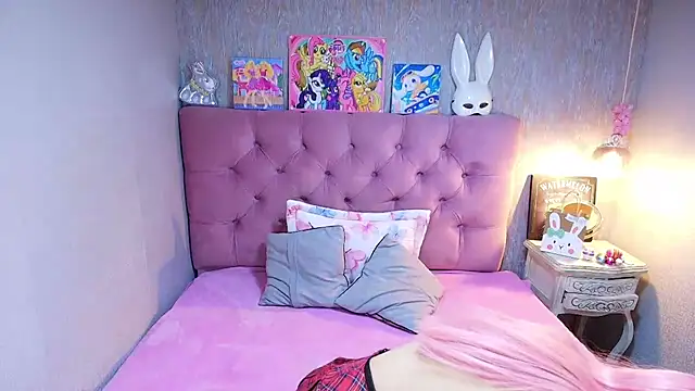 charlottemoonxz online show from April 5, 2026, 7:00 pm