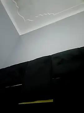 julietunderwoood online show from February 6, 2026, 8:01 pm