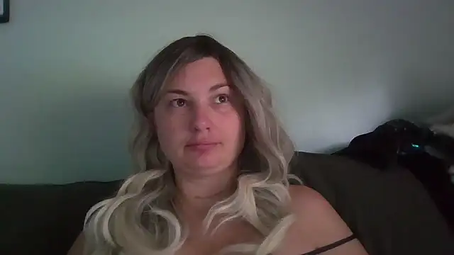 MilfyMrsRobinson online show from June 17, 2026, 1:01 pm