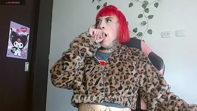 charlotbelucci  online show from April 7, 2026, 5:13 pm