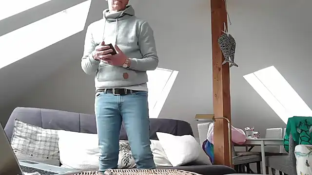 maxmueller321 online show from April 1, 2026, 8:04 am