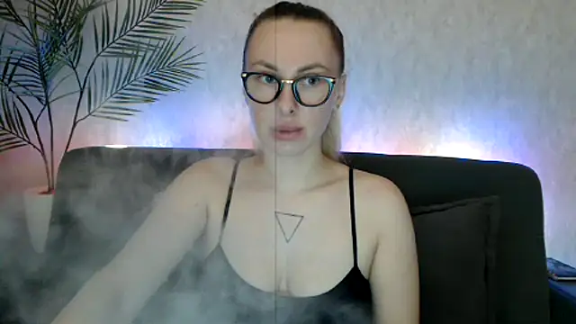  Leslyy Solo 1 online show from October 7, 2025, 5:43 pm