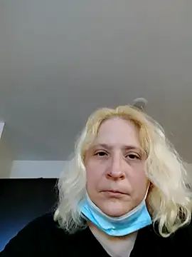 Snapshot of Icedcoffee2024 chatting on April 4, 2026, 10:35 am Icedcoffee2024 online show from April 4, 2026, 10:35 am
