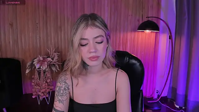 ViolettHansson online show from November 12, 2025, 7:35 pm