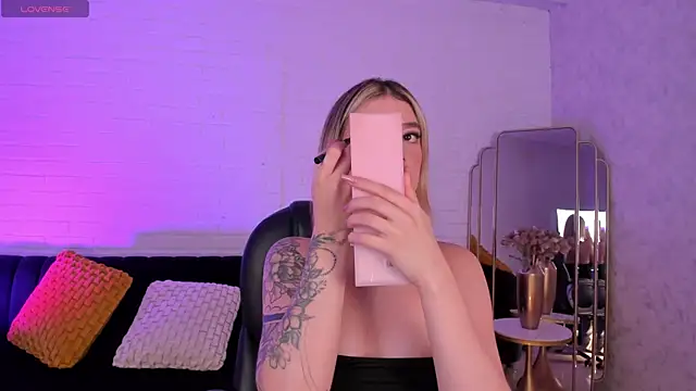 ViolettHansson online show from December 1, 2025, 6:13 pm