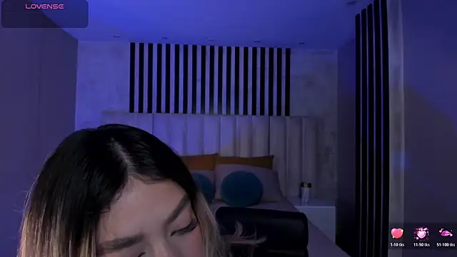 ViolettHansson online show from April 17, 2026, 9:12 am