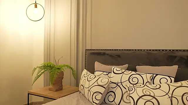 IrisBaker online show from November 13, 2025, 9:03 pm