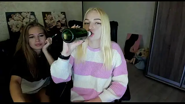 Snapshot of Stella__Cox chatting on October 26, 2025, 11:09 pm Stella Cox online show from October 26, 2025, 11:09 pm