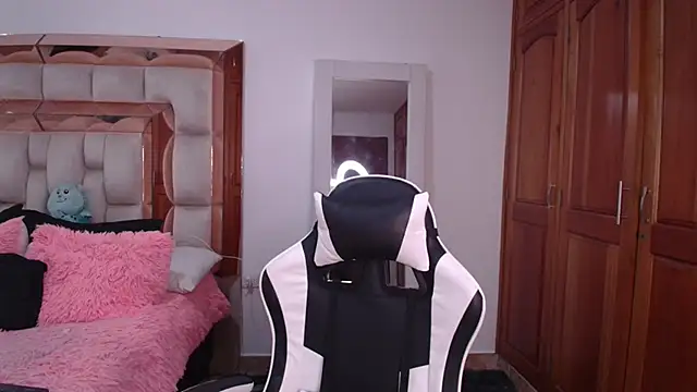 emilyaboott online show from April 11, 2026, 9:19 pm