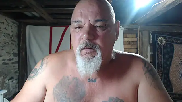 Newfiesausage1972 online show from June 15, 2026, 9:11 am