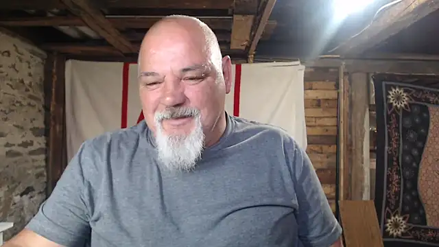Newfiesausage1972 online show from June 16, 2026, 10:18 am
