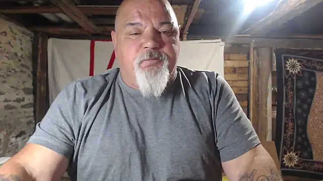 Newfiesausage1972 online show from June 17, 2026, 9:12 am