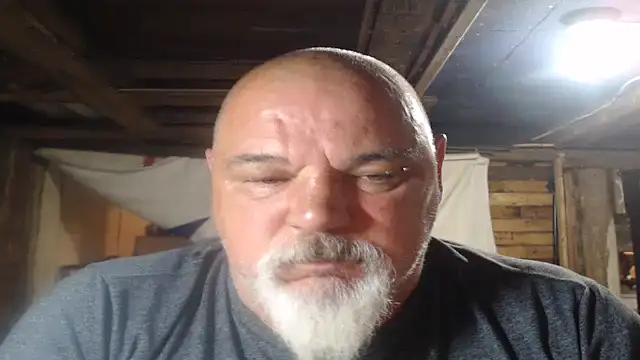 Newfiesausage1972 online show from July 6, 2026, 8:33 am
