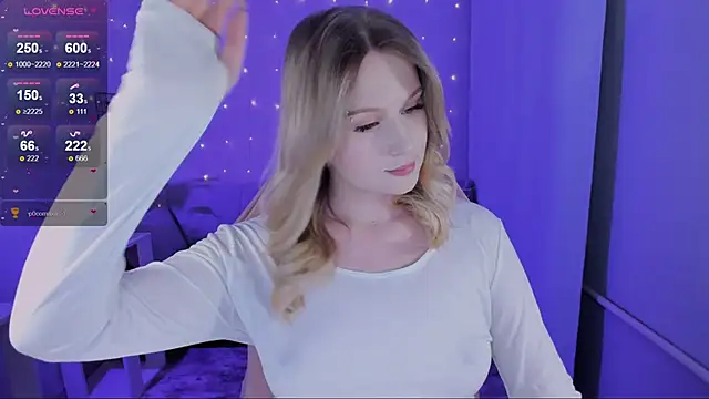 Snapshot of Honey_blonde chatting on March 2, 2026, 9:10 pm Honey blonde online show from March 2, 2026, 9:10 pm