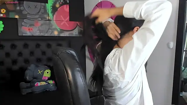 Snapshot of LOISE-XX chatting on September 9, 2025, 2:05 pm LOISE-XX online show from September 9, 2025, 2:05 pm