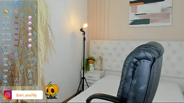 Snapshot of LOISE-XX chatting on October 15, 2025, 4:23 am LOISE-XX online show from October 15, 2025, 4:23 am