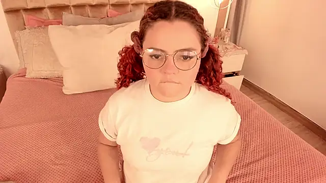 Snapshot of Twwiiggy chatting on February 15, 2025, 8:01 pm Twwiiggy online show from February 15, 2025, 8:01 pm