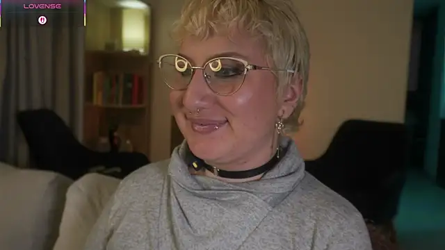 Ximenna Cruz online show from December 3, 2025, 8:40 pm