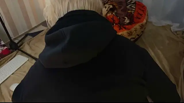 Snapshot of EmmyAmbros chatting on July 13, 2026, 1:41 am EmmyAmbros online show from July 13, 2026, 1:41 am