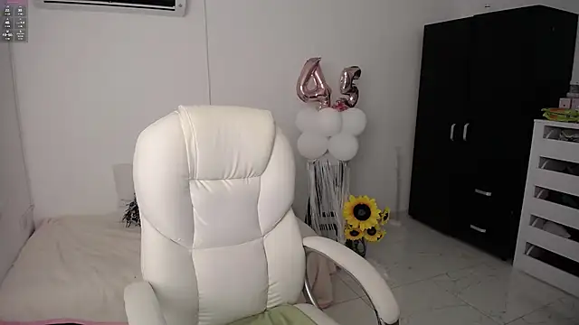 Snapshot of ana_milf chatting on January 26, 2025, 1:04 pm ana milf online show from January 26, 2025, 1:04 pm