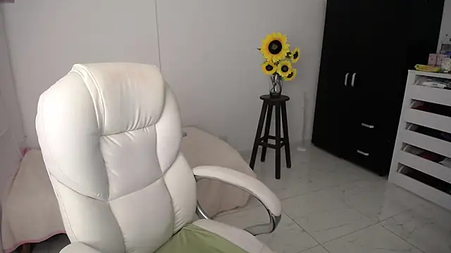 Snapshot of ana_milf chatting on February 7, 2025, 11:34 pm ana milf online show from February 7, 2025, 11:34 pm